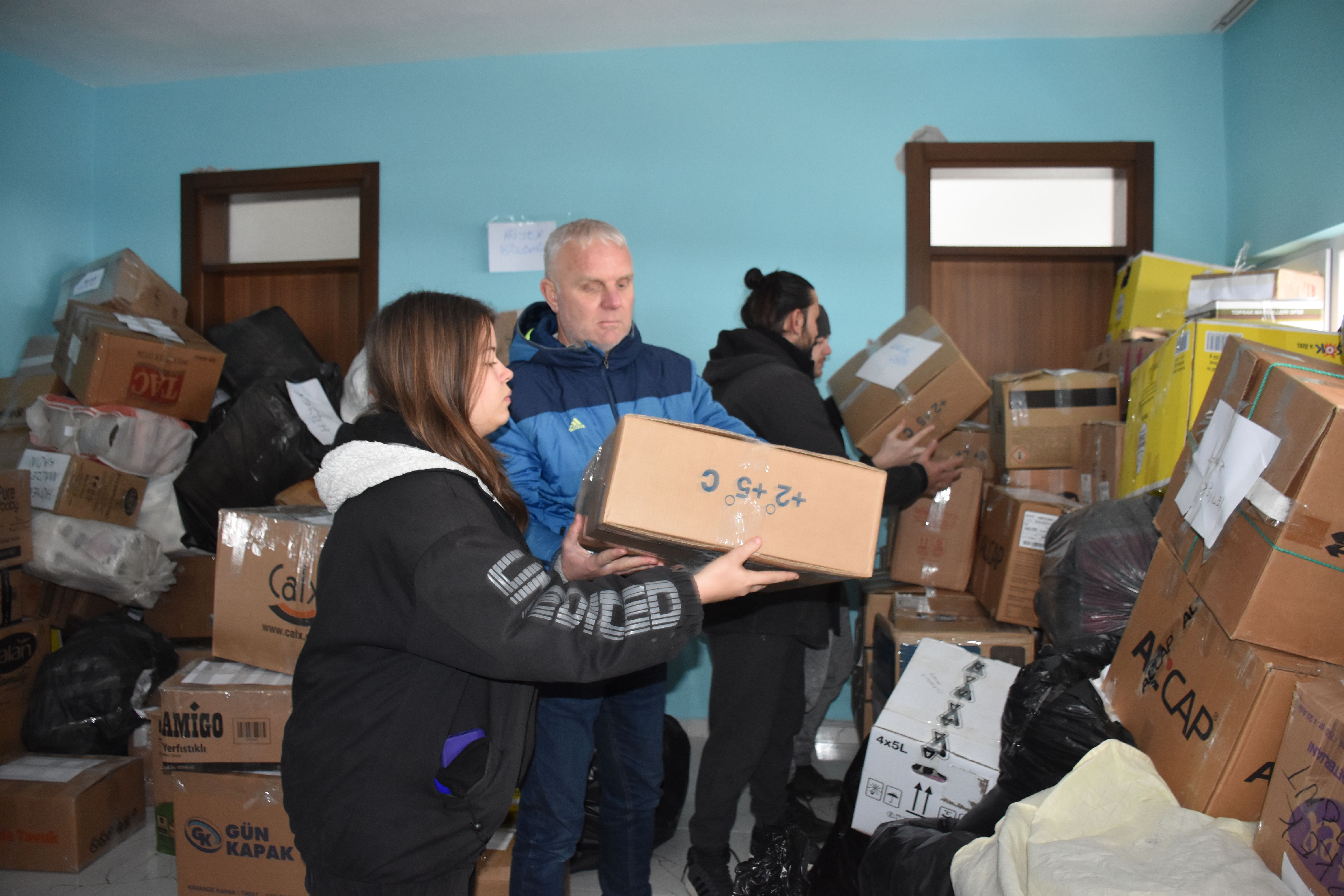 Deprem Bölgesine Yardım Ve Destekler Sürüyor