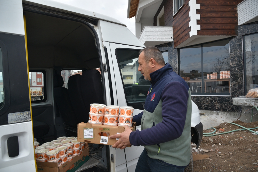 Sındırgıda Ihtiyaç Sahipleri Ve Hastaların Evlerine Iftara Doğru Yemek Götürülüyor 7474