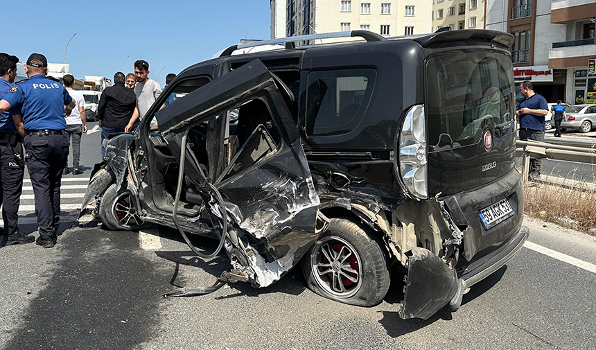 Hafif Ticari Araç Bariyere Çarparak Kaza Yaptı Sürücü Yaralı