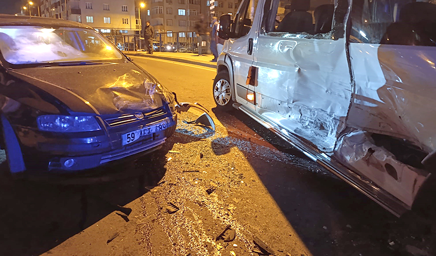 Çerkezköy’de Bir Minibüs Ile Iki Otomobil Çarpıştı2