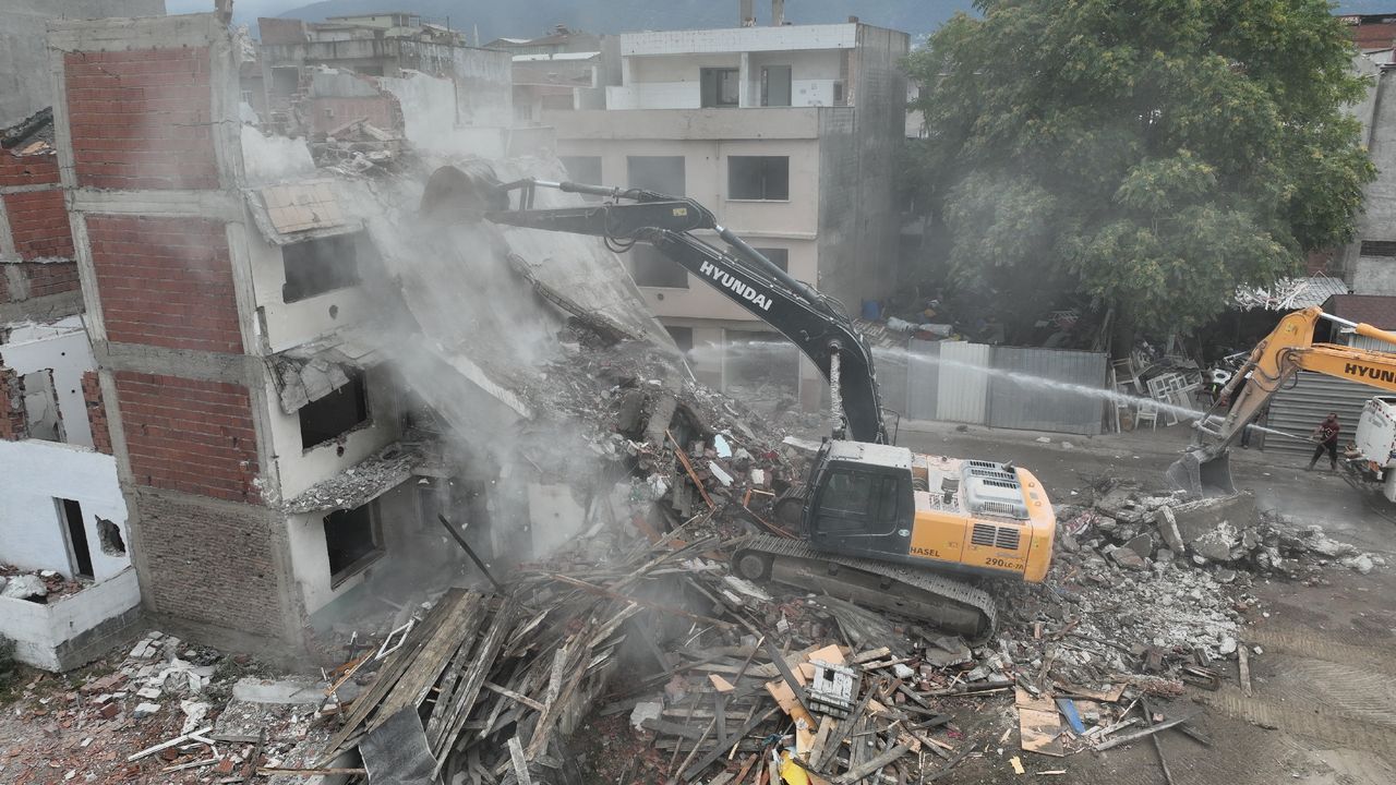 Riskli  binaların yıkımı sürüyor