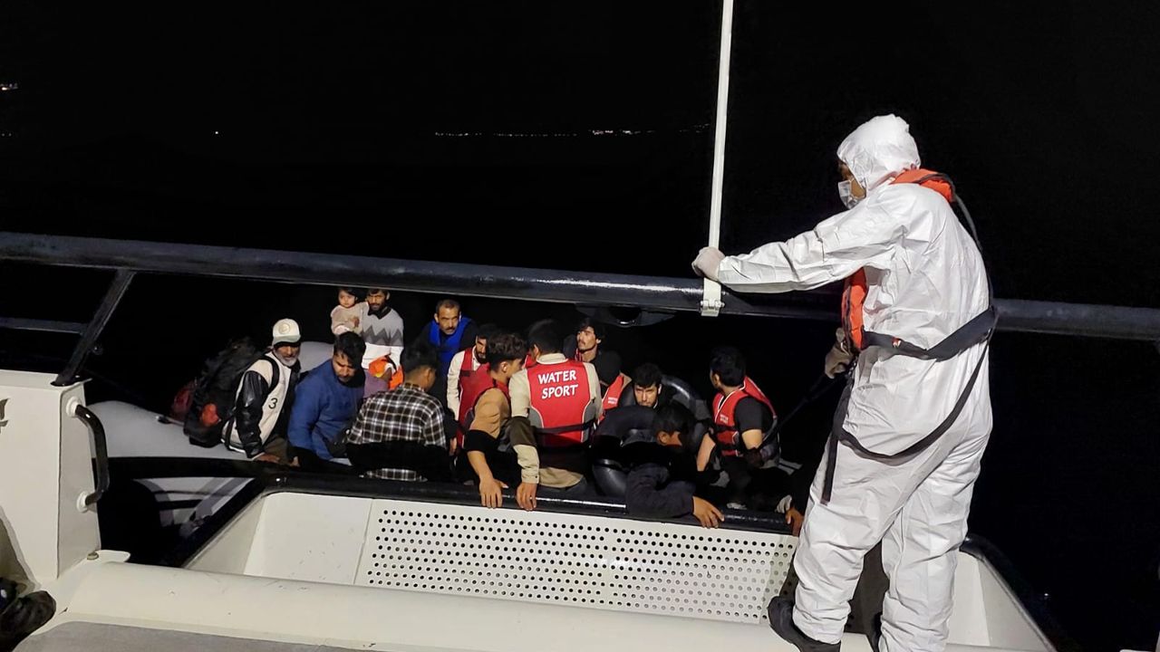 Yunanistan unsurlarınca geri itilen 27 kaçak göçmen kurtarıldı