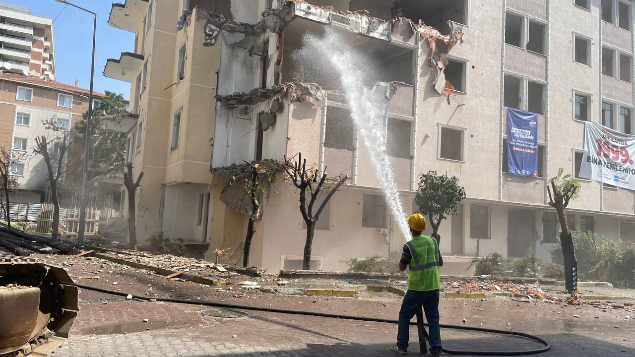 Riskli olduğu tespit edilen 6 katlı binanın yıkımı gerçekleştirildi