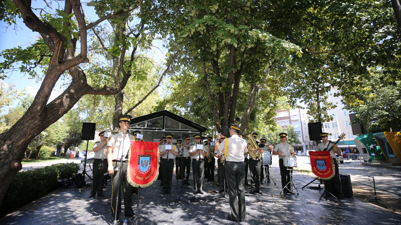 Zafer Bayramı kutlamaları için askeri bando konser verdi