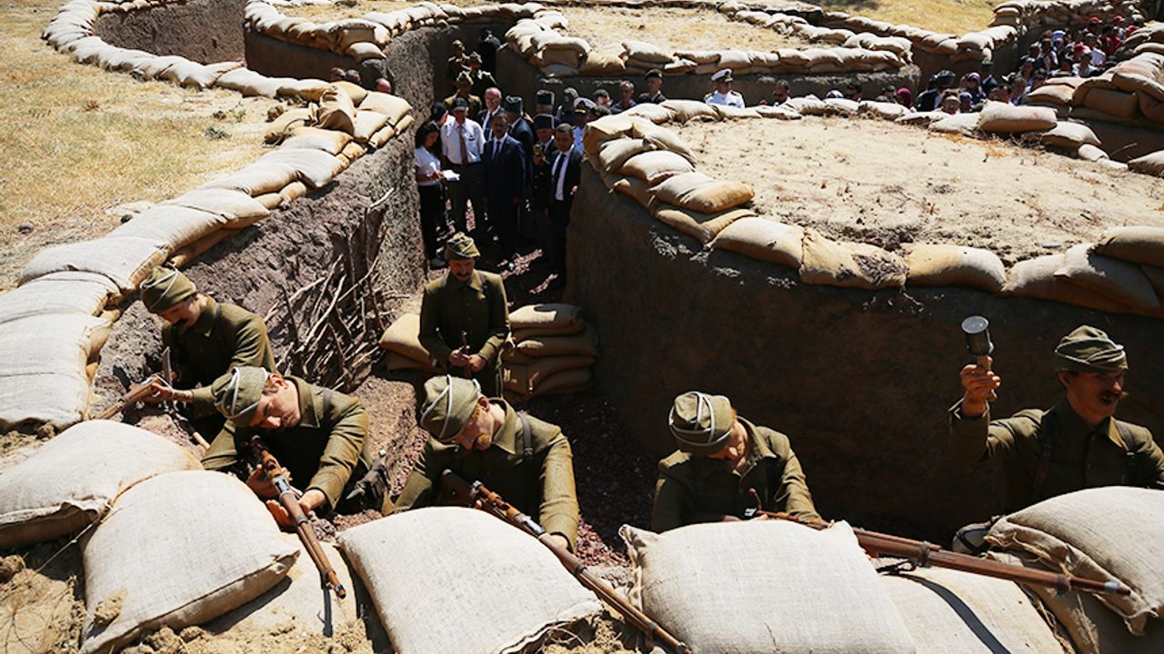 Gelibolu Yarımadası'nda askerler siperlerde