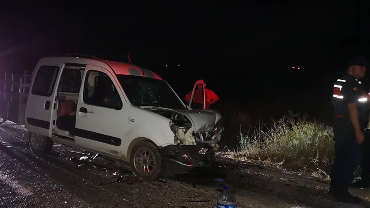 Hafif ticari araç ile otomobilin çarpıştı: 2 ölü 6 yaralı