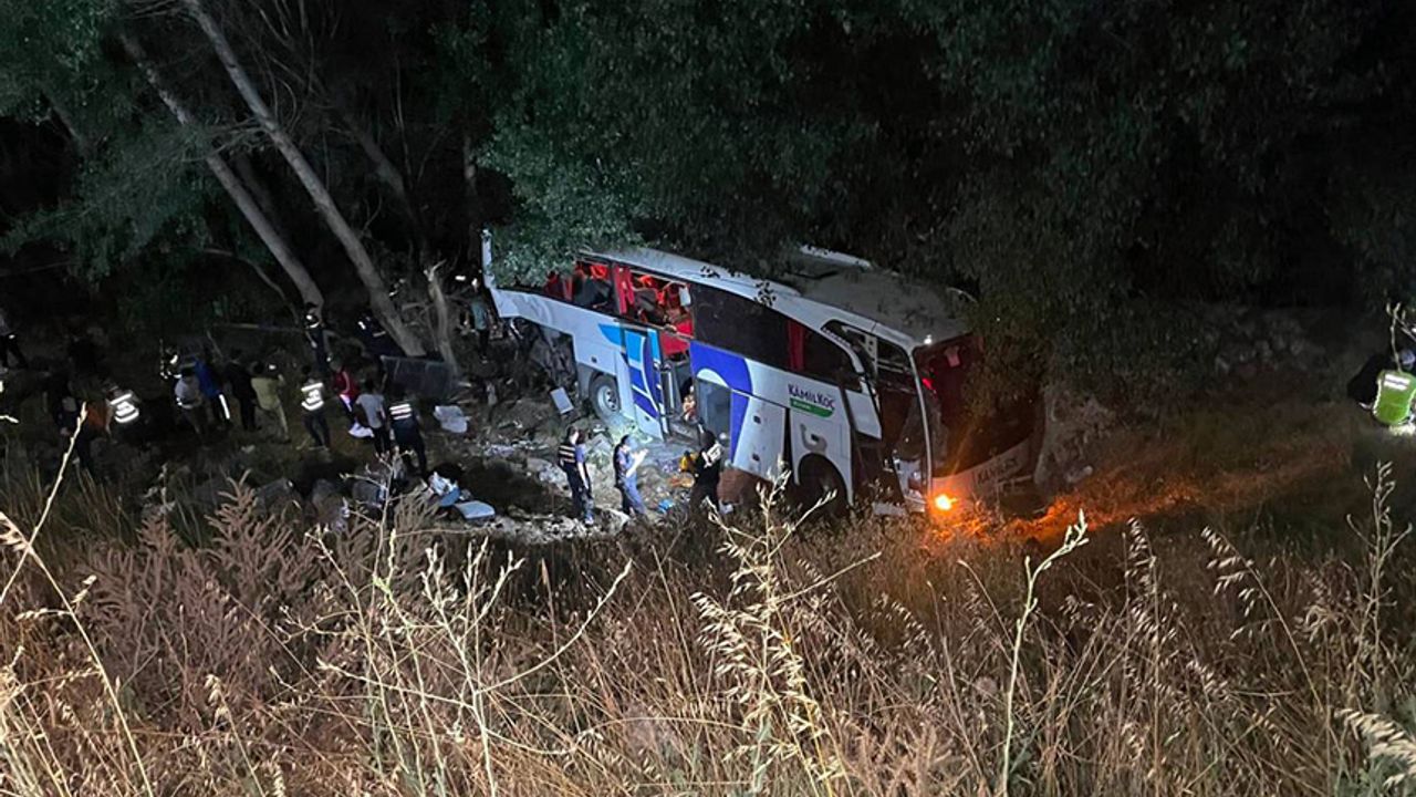 Yolcu otobüsü şarampole düştü : 12 ölü 19 yaralı