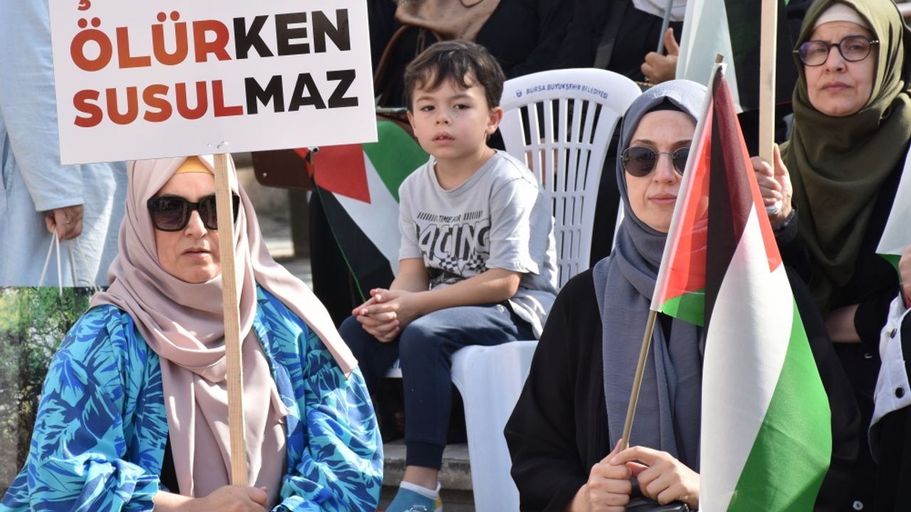 Kadınlar İsrail'e tepki için oturma eylemi yaptılar