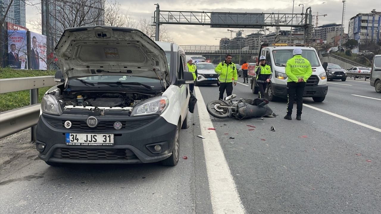 İstanbul'da otoyolda trafik kazası meydana geldi