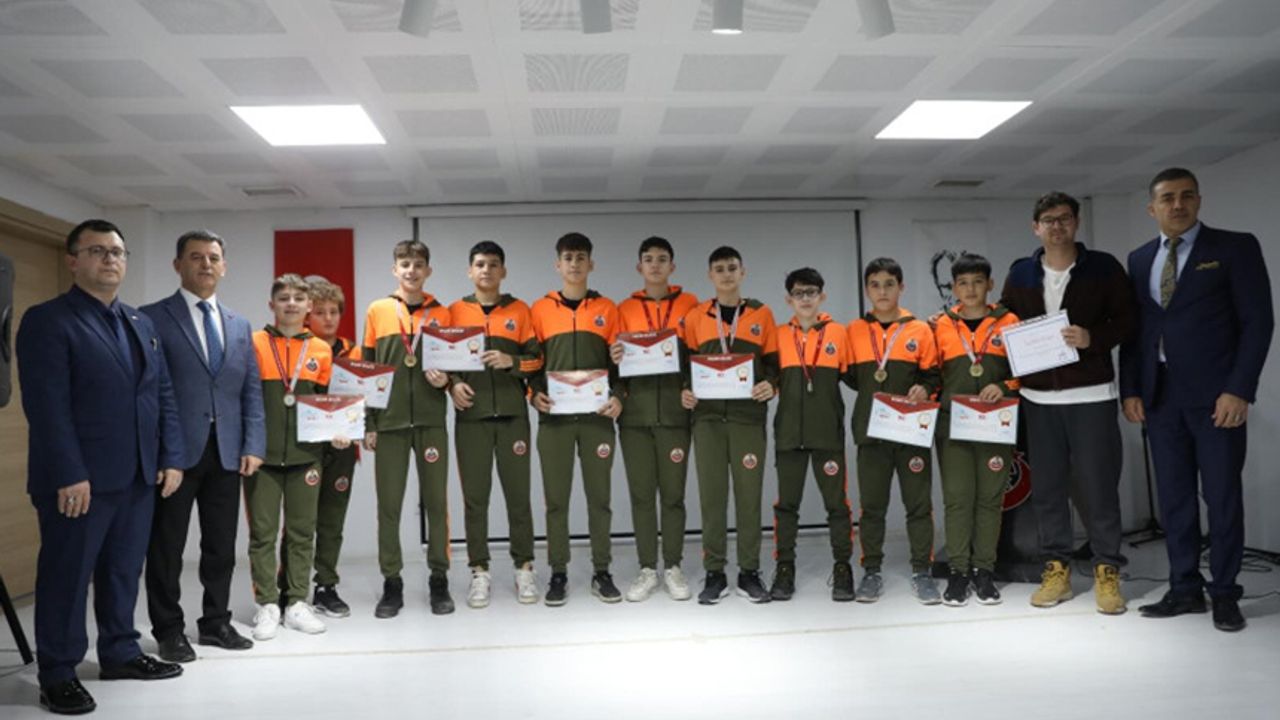 Çetin’den, bölge şampiyonu olan öğrencilere ziyaret