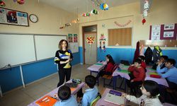 Lapseki'de öğrenciler yeni eğitim öğretim yılına başladı