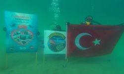Deniz altında dalgıçlar tarafından Türk Bayrağı açıldı
