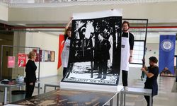 Atatürk'ün kara tahta önündeki fotoğrafını ahşaba işledi