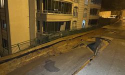Bursa'da duvarın yıkılmasıyla 4 araç zarar gördü