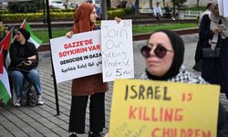 Filistin için Sultanahmet'te kefenli protesto