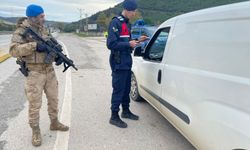 Jandarma ekipleri aranan şüphelileri kıskıvrak yakaladı