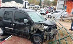 Minibüs ile hafif ticari araç çarpıştı:1 yaralı