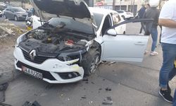 Ticari taksi otomobille çarpıştı: 1 yaralı