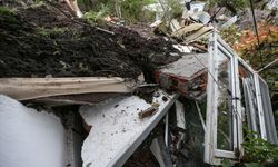 Toprak kaymasında bir ev ağır hasar aldı