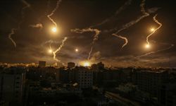 İsrail, Gazze'deki sivillerin üzerine bomba yağdırmayı sürdürüyor