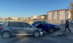 İki aracın çarpıştığı kazada 3 kişi yaralandı