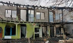 İki katlı ev çıkan yangın sonucu kullanılamaz hale geldi