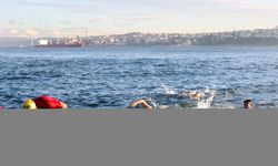 İstanbul'da yüzücüler İsrail'i protesto etmek için kulaç attı