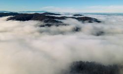 Renk cümbüşüyle bütünleşen sis bulutu dronla görüntülendi