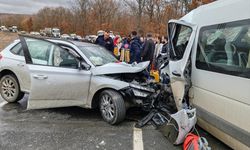 Yolcu minibüsü ile otomobilin çarpıştığı kazada 9 kişi yaralandı