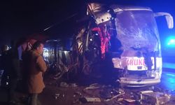 Yolcu otobüsü ile kamyonetin çarpışması sonucu 10 kişi yaralandı