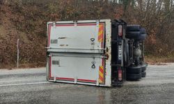 Bilecik'te virajı alamayan kamyon yan yattı: 2 yaralı