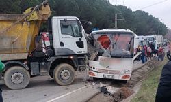 Çerkezköy minibüsü hafriyat kamyonu ile çarpıştı: 6 yaralı
