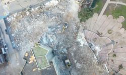 Belediye hizmet binasının yıkımı sürüyor