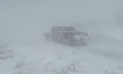 Kar fırtınasında mahsur kalan araçlar kurtarıldı