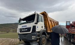 Şarampole devrilen kamyonun sürücüsü öldü