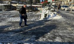Vatandaşlar buzlanan sokakları tuzladı
