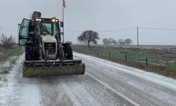 Yoğun kardan kapanan 10 mahalle yolu açıldı