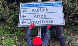 Kocaeli'de yön ve trafik levhalarını yeniliyor
