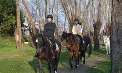 Sakarya'da kadınlar at binmenin heyecanını yaşadı