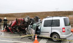 Hafif ticari araçla otomobil çarpıştı: 2 ölü, 1 yaralı