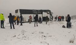 İki otobüsün karıştığı zincirleme trafik kazasında 2 kişi öldü, 8 kişi yaralandı
