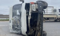 Devrilen minibüsteki 4 kişi yaralandı