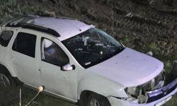 Tarlaya devrilen otomobildeki 2 kişi öldü