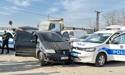 Kaçan sürücü polis otosuna çarptı: 2 polis yaralandı