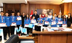 Şampiyon öğrencilerden Başkan Akay’a ziyaret