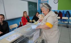 Bir vatandaş oy kullanmaya köpeği ile geldi