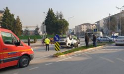 Devrilen otomobildeki 2 çocuk yaralandı