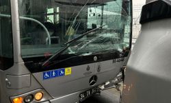 İki metrobüsün çarpıştığı kazada maddi hasar oluştu