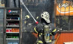 Kafeteryada çıkan yangında 2 kişi dumandan etkilendi