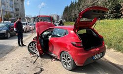 Kocaeli'de iki otomobil çarpıştı: 2 kişi yaralandı